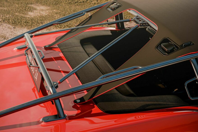 STL-1 được trang bị bộ mâm xe Turbine đi kèm với bộ lốp địa hình Pirelli Scorpion. Khoảng sáng gầm xe đã được tăng lên thêm với tấm bảo vệ gầm xe giúp tăng hiệu quả vận hành của xe trên đường trường. Khung gầm của chiếc xe cổ điển cũng đã được tinh chỉnh để phù hợp diện mạo tổng thể của xe.