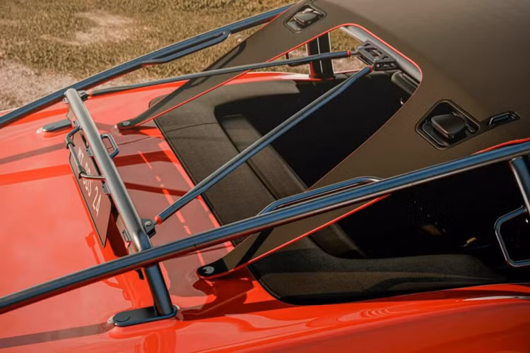 STL-1 được trang bị bộ mâm xe Turbine đi kèm với bộ lốp địa hình Pirelli Scorpion. Khoảng sáng gầm xe đã được tăng lên thêm với tấm bảo vệ gầm xe giúp tăng hiệu quả vận hành của xe trên đường trường. Khung gầm của chiếc xe cổ điển cũng đã được tinh chỉnh để phù hợp diện mạo tổng thể của xe.