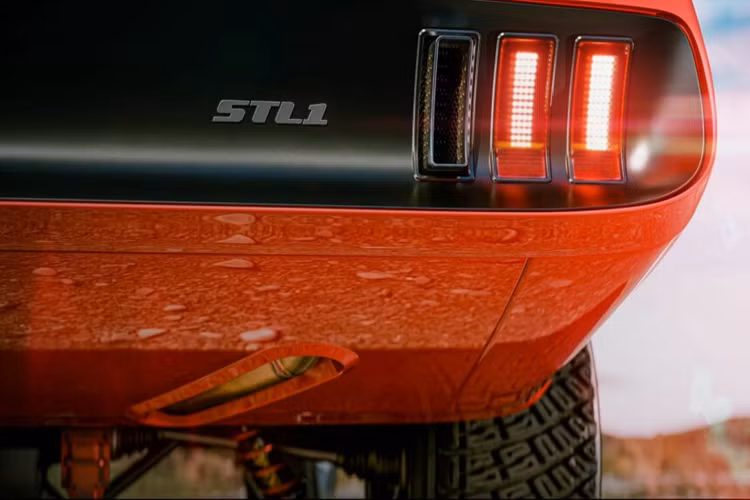 Mẫu xe được trang bị hệ dẫn động cầu sau nhờ bộ vi sai chống trượt mới. Hơn nữa, BorromeodeSilva đã bổ sung thêm một ống xả hiệu suất cao mới được làm bằng vật liệu đặc biệt hơn.