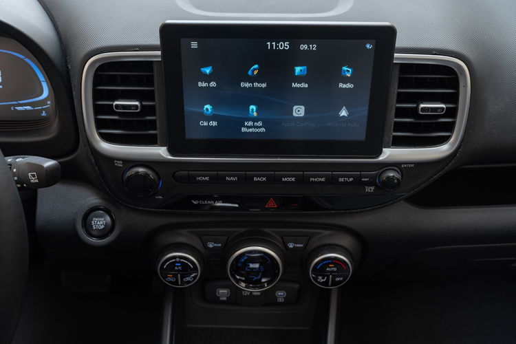 Chưa hết, hãng Hyundai còn bổ sung trang bị mới cho bản S(O) của dòng Venue tại thị trường Ấn Độ. Cụ thể, bản S(O) này có thêm những trang bị như cửa sổ trời và đèn đọc sách dành cho ghế trước.