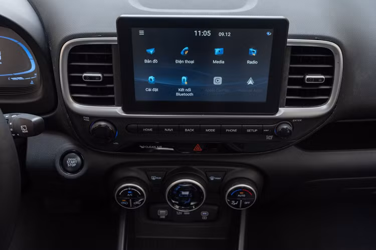 Chưa hết, hãng Hyundai còn bổ sung trang bị mới cho bản S(O) của dòng Venue tại thị trường Ấn Độ. Cụ thể, bản S(O) này có thêm những trang bị như cửa sổ trời và đèn đọc sách dành cho ghế trước.