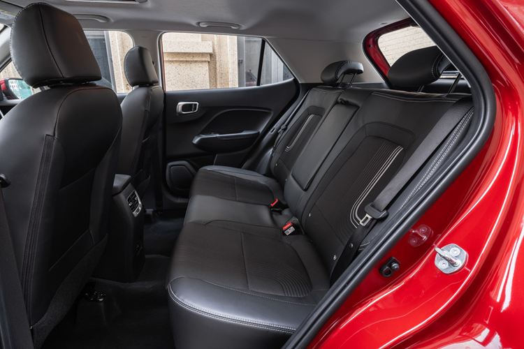 Bên cạnh máy xăng tăng áp kể trên, Hyundai Venue tại Ấn Độ còn có 2 tùy chọn động cơ khác. Đầu tiên là động cơ xăng Kappa hút khí tự nhiên, dung tích 1.2L với công suất tối đa 82 mã lực và mô-men xoắn cực đại 115 Nm.