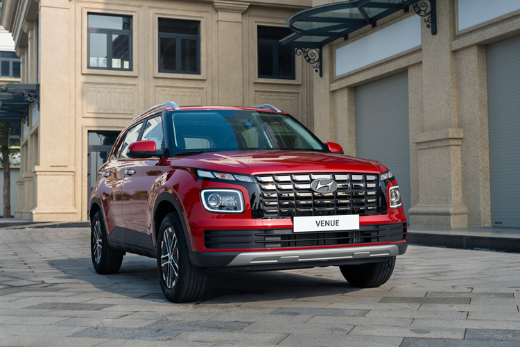 Hyundai Venue tại Việt Nam hiện đang được phân phối chính hãng với 2 phiên bản và động cơ xăng tăng áp 1.0L. Giá xe Hyundai Venue tại Việt Nam dao động từ 539 - 579 triệu đồng.