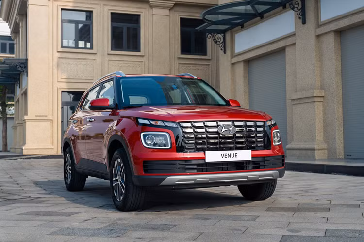 Hyundai Venue tại Việt Nam hiện đang được phân phối chính hãng với 2 phiên bản và động cơ xăng tăng áp 1.0L. Giá xe Hyundai Venue tại Việt Nam dao động từ 539 - 579 triệu đồng.