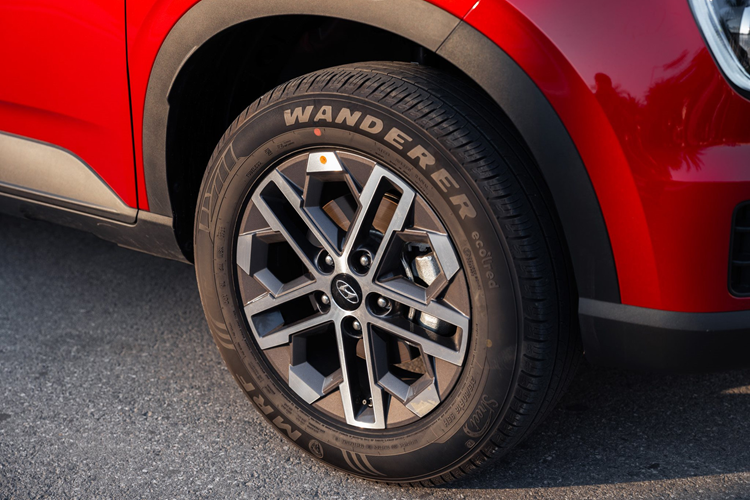 Không có gì ngạc nhiên khi Hyundai Venue Executive bị cắt một số trang bị so với bản cao cấp. Tuy nhiên, phiên bản này vẫn sở hữu trang bị khá "tươm tất" như vành hợp kim 16 inch, lốp 215/60 R16, đèn pha tự động, lưới tản nhiệt mạ crôm màu tối và baga nóc. Bên cạnh đó là logo Executive trên cửa cốp như dấu hiệu nhận biết.