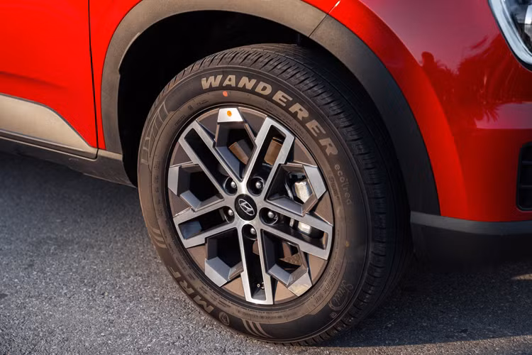 Không có gì ngạc nhiên khi Hyundai Venue Executive bị cắt một số trang bị so với bản cao cấp. Tuy nhiên, phiên bản này vẫn sở hữu trang bị khá "tươm tất" như vành hợp kim 16 inch, lốp 215/60 R16, đèn pha tự động, lưới tản nhiệt mạ crôm màu tối và baga nóc. Bên cạnh đó là logo Executive trên cửa cốp như dấu hiệu nhận biết.