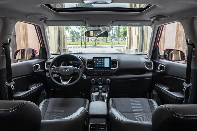 Những trang bị mà Hyundai Venue Executive 2024 còn thiếu so với các bản cao cấp hơn gồm có camera lùi, đèn pha LED, dải đèn LED định vị ban ngày, gương chiếu hậu tích hợp đèn báo rẽ, ghế lái chỉnh độ cao và cửa sổ trời.