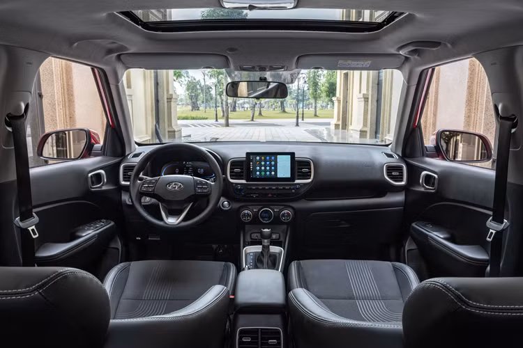 Những trang bị mà Hyundai Venue Executive 2024 còn thiếu so với các bản cao cấp hơn gồm có camera lùi, đèn pha LED, dải đèn LED định vị ban ngày, gương chiếu hậu tích hợp đèn báo rẽ, ghế lái chỉnh độ cao và cửa sổ trời.