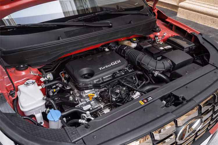 Thứ hai là động cơ diesel CRDI 1.5L với công suất tối đa 99 mã lực và mô-men xoắn cực đại 240 Nm. Thêm vào đó là những tùy chọn hộp số khác như hộp số sàn 5 cấp và hộp số sàn không chân côn iMT 6 cấp.