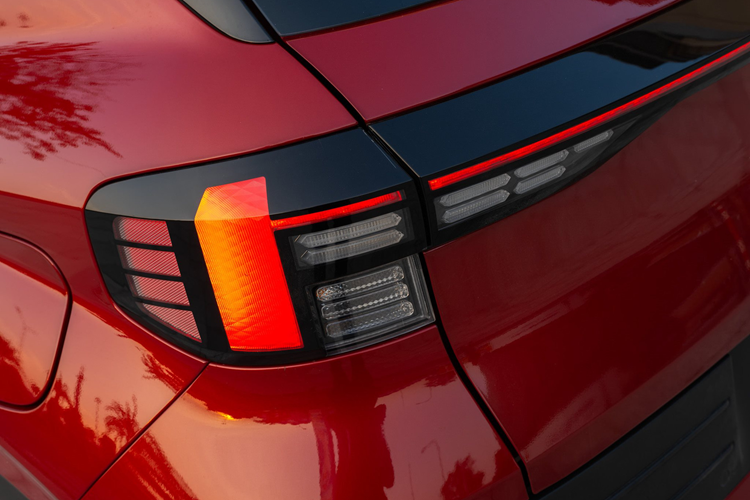 Bên trong xe, Hyundai Venue Executive 2024 sở hữu những trang bị nổi bật như bảng đồng hồ kỹ thuật số, màn hình cảm ứng trung tâm 8 inch, hỗ trợ kết nối Android Auto/Apple CarPlay không dây, ghế sau ngả 2 nấc và gập 60:40, cửa gió điều hòa phía sau,...