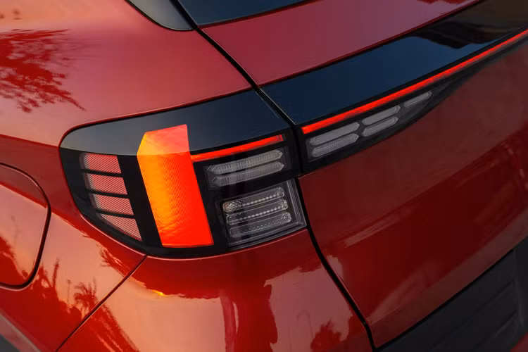 Bên trong xe, Hyundai Venue Executive 2024 sở hữu những trang bị nổi bật như bảng đồng hồ kỹ thuật số, màn hình cảm ứng trung tâm 8 inch, hỗ trợ kết nối Android Auto/Apple CarPlay không dây, ghế sau ngả 2 nấc và gập 60:40, cửa gió điều hòa phía sau,...