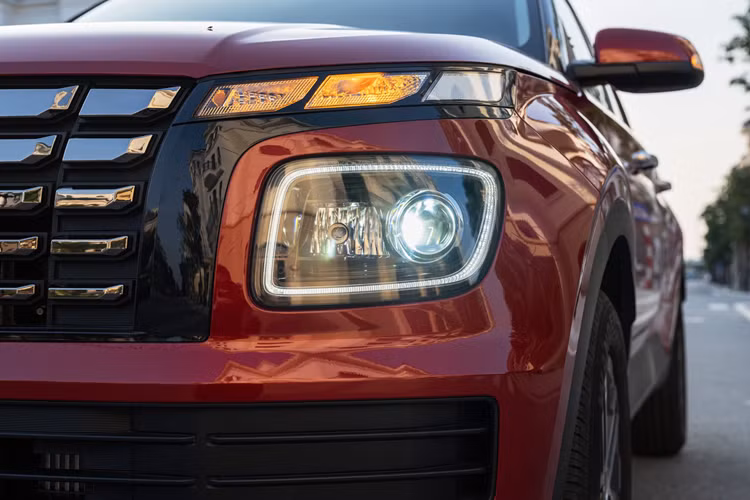 Động cơ đi với hộp số sàn 6 cấp hoặc hộp số tự động ly hợp kép 7 cấp. Đây đồng thời là phiên bản dùng động cơ tăng áp rẻ nhất của dòng SUV hạng A này tại thị trường Ấn Độ. Nhờ sự xuất hiện của bản Executive, Hyundai Venue dùng động cơ tăng áp sẽ dễ tiếp cận hơn với khách hàng Ấn Độ.