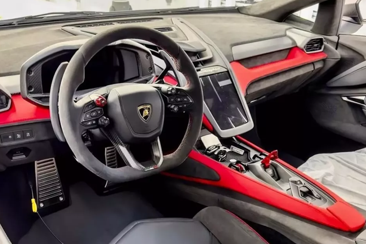 Nhiều khả năng chiếc Lamborghini Revuelto này sẽ có giá trên 53 tỷ đồng. Còn tại thị trường nước ngoài, dòng siêu xe Lamborghini Revuelto có giá bán chính hãng hơn 13,5 tỷ đồng, hay ở Thái Lan, các đại gia ở đây phải chi ra số tiền từ 47,49 triệu Baht (khoảng 32,6 tỷ đồng).