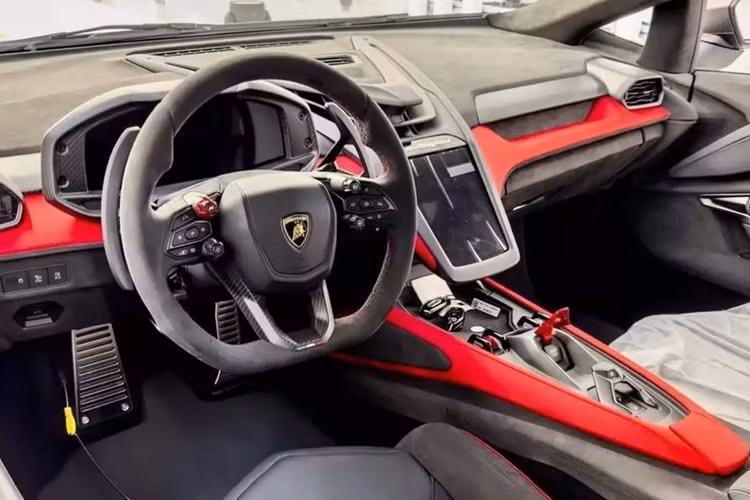 Nhiều khả năng chiếc Lamborghini Revuelto này sẽ có giá trên 53 tỷ đồng. Còn tại thị trường nước ngoài, dòng siêu xe Lamborghini Revuelto có giá bán chính hãng hơn 13,5 tỷ đồng, hay ở Thái Lan, các đại gia ở đây phải chi ra số tiền từ 47,49 triệu Baht (khoảng 32,6 tỷ đồng).