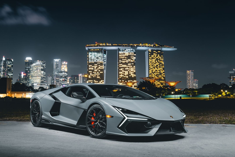 Những thông số ấn tượng trên đã giúp cho siêu xe Lamborghini Revuelto LB744 có thể tăng tốc từ vị trí xuất phát lên 100 km/h trong thời gian 2,5 giây, từ 0-200 km/h trong thời gian dưới 7 giây và đạt vận tốc tối đa 350 km/h.