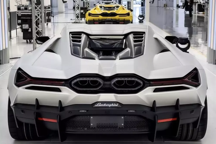 Dân mạng khá tò mò không rõ vì sao đại gia này lại quyết định rao bán 1 lần 3 chiếc xe đắt tiền, và đến nay, nguyên nhân đã được bật mí, theo đó, Jacky đặt mua Lamborghini Revuelto và bán đi 3 chiếc siêu xe, xe thể thao là để dọn chỗ trống cho "siêu bò" hybrid đầu tiên.