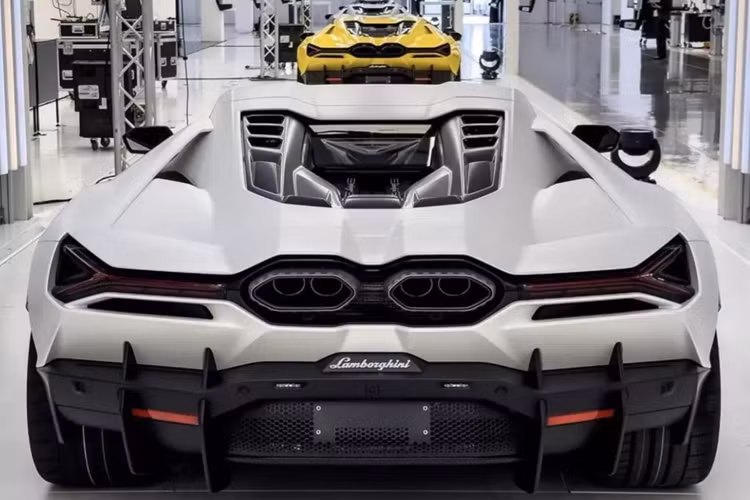 Dân mạng khá tò mò không rõ vì sao đại gia này lại quyết định rao bán 1 lần 3 chiếc xe đắt tiền, và đến nay, nguyên nhân đã được bật mí, theo đó, Jacky đặt mua Lamborghini Revuelto và bán đi 3 chiếc siêu xe, xe thể thao là để dọn chỗ trống cho "siêu bò" hybrid đầu tiên.