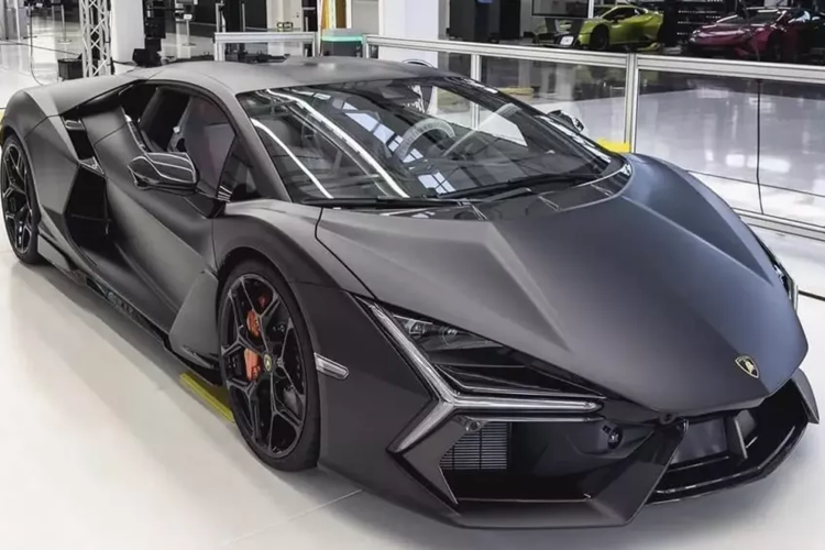 Trong vài tuần trở lại đây, thông tin về việc đại gia có biệt danh Jacky tậu Lamborghini Revuelto và rao bán dàn siêu xe, xe thể thao khủng của mình đã nhận được sự quan tâm không nhỏ của giới mê xe trong nước.