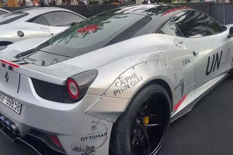 Nguyên bản, siêu xe Ferrari 458 Italia vẫn sử dụng động cơ V8, dung tích 4.5 lít, sản sinh công suất tối đa 570 mã lực và mô-men xoắn cực đại 540 Nm. Kết hợp cùng hộp số ly hợp kép 7 cấp, siêu xe Ferrari 458 Italia mất khoảng thời gian 3,4 giây để tăng tốc từ vị trí xuất phát lên 100 km/h trước khi đạt tốc độ tối đa khoảng 325 km/h. Xe được trang bị ống xả Fi.