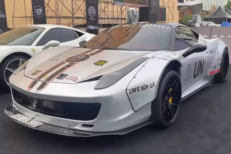 Ông Vũ tậu chiếc siêu xe Ferrari 458 Italia độ Liberty Walk trong 1 lần tình cờ đi "chợ siêu xe" của người quen, trước đó ít ngày, ông đã chốt luôn chiếc Ferrari F12 Berlinetta độ Duke Dynamics có 1 không 2 tại Việt Nam, 2 siêu ngựa độc hàng độc này từng chung 1 chủ.
