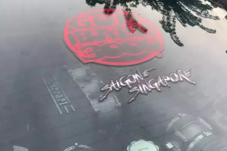 Trong khi đó, các chi tiết độ bằng carbon của Liberty Walk như cánh lướt gió phía trước, nẹp sườn, body kit thân rộng vẫn giữ nguyên không có gì thay đổi thì cánh gió đuôi khổng lồ đã được tháo ra. Trần xe cũng được sơn đen bóng tạo điểm nhấn với bộ áo bạc. Không chỉ thế, xe còn bọc da mới màu đỏ-đen.