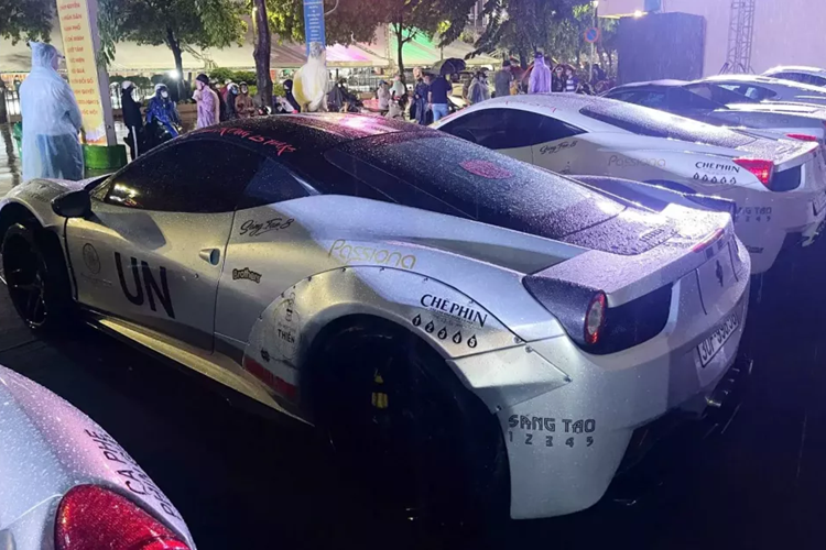 Xuất hiện trong dàn siêu xe 13 chiếc đẹp mắt, chiếc Ferrari 458 Italia độ Liberty Walk vẫn là tâm điểm thu hút sự chú ý nhờ body kit độ thân rộng rất cầu kỳ, nếu như xe còn bảo bối là cánh gió đuôi khổng lồ, hứa hẹn sẽ là 1 trong các siêu xe đep nhất, cá tính nhất ở Gumball 3000 2024.