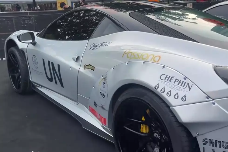Nhưng trong khi chiếc siêu xe Ferrari F12 Berlinetta độ Duke Dynamics được mang ra trưng bày trong 1 sự kiện của Trung Nguyên ở tháng 11 năm 2022, thì siêu xe Ferrari 458 Italia độ Liberty Walk lại ẩn mình trên núi rừng Tây Nguyên khá lâu.