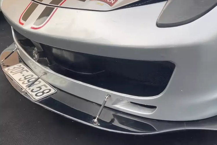 So với hình ảnh chúng tôi bắt gặp vào năm 2021, ngoại thất xe được dán màu bạc, mâm sơn đen, cứng cáp thay vì để màu đỏ đi mâm độ màu vàng đồng. Chiếc siêu xe Ferrari 458 Italia của ông Vũ đã từng gây chấn động giới mê xe trong nước.