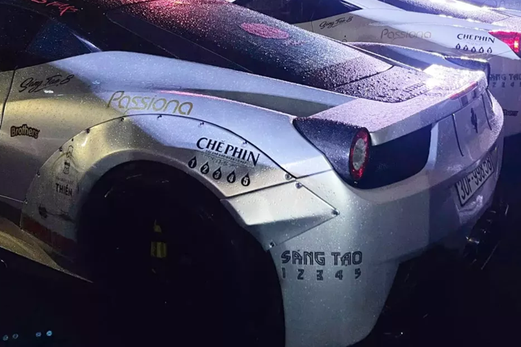 Được biết, chủ nhân của xe vào năm 2017 đã quyết định thực hiện dự án độ độc đáo độ Liberty Walk, đích thân CEO của hãng độ xe đình đám Nhật Bản đã bay sang Việt Nam để "phẫu thuật" cho siêu ngựa này cũng như ký tặng trên bảng táp-lô xe, thể hiện đây là siêu xe đầu tiên ở Việt Nam thực hiện dự án độ xe Liberty Walk chính hãng.