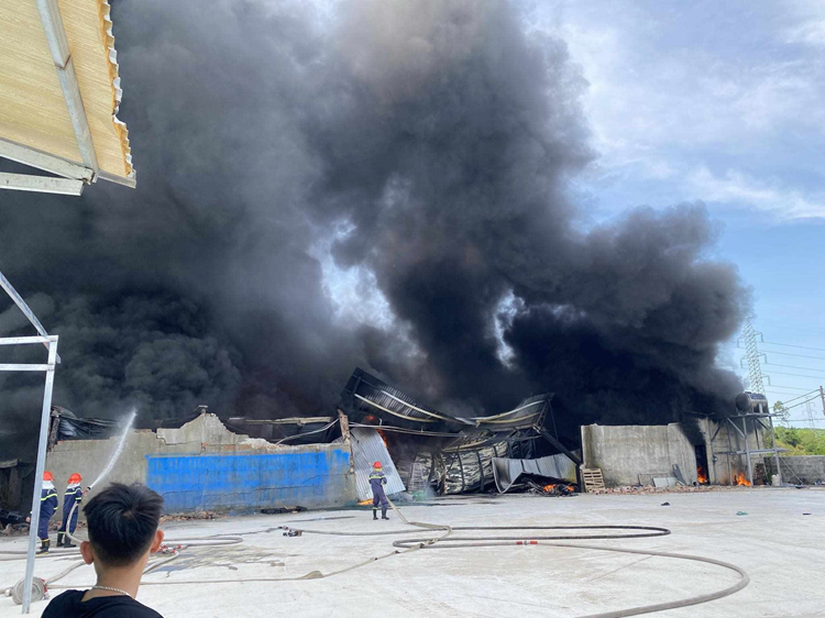 Chay lon tai xuong san xuat bao bi gan 2000 m2 o Quang Nam