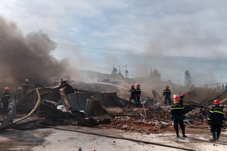 Chay lon tai xuong san xuat bao bi gan 2000 m2 o Quang Nam-Hinh-3