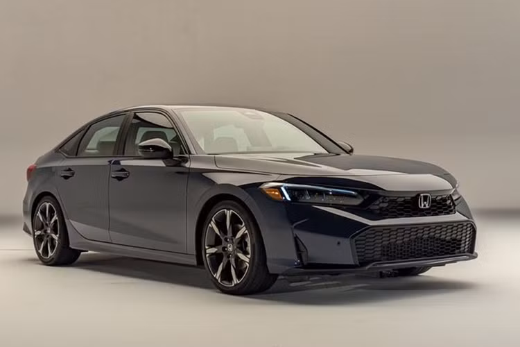 "Civic Hybrid 2025 là sản phẩm hoàn hảo nhằm hướng đến mục tiêu 100% doanh số xe không phát thải vào năm 2040 của Honda", Lance Woelfer, trợ lý Phó chủ tịch Honda cho biết. Với nhận định này, Honda đặt kỳ vọng 40% số xe Civic 2025 bán ra sẽ là phiên bản hybrid.