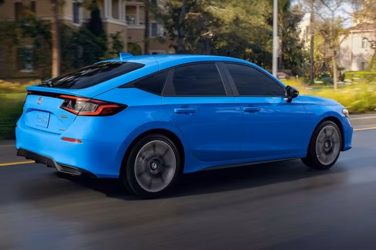 Cùng với sự xuất hiện của phiên bản hybrid, Honda cũng đã loại bỏ lựa chọn động cơ tăng áp 1.5L trên mẫu sedan cỡ C này.