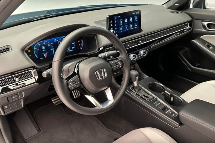 Mẫu xe sedan Honda Civic Hybrid 2025 được trang bị hệ thống hybrid tương tự Accord và CR-V, gồm động cơ xăng hút khí tự nhiên 4 xi-lanh 2.0L và hai mô-tơ điện, cho tổng công suất 200 mã lực và mô-men xoắn 315 Nm.