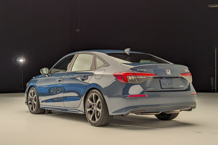 Honda Civic tại Việt Nam hiện được bán chính hãng với giá từ 730 triệu đồng, riêng phiên bản Type R có giá bán gần 2,4 tỷ đồng.