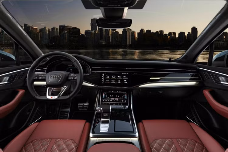 Ở phiên bản hiệu năng cao SQ7, xe được trang bị khối động cơ V8 4.0 lít tạo ra công suất 500 mã lực và mô-men xoắn 770 Nm cho phép xe có thể tăng tốc từ 0-100 km/h trong vòng chỉ 4,1 giây.