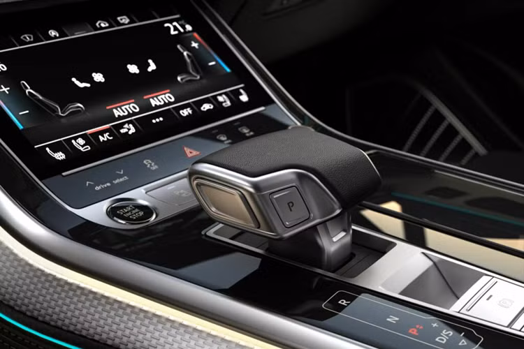 Các tùy chọn màu sắc ngoại thất đã được mở rộng với ba màu mới: Xanh Ascari, Vàng Sakhir và Đỏ Chili.