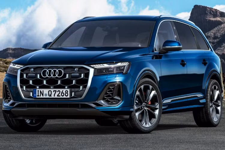 Phiên bản Facelift của Audi Q7 2025 mới tập trung chủ yếu vào các thay đổi về mặt thẩm mỹ, bao gồm các tùy chọn đèn chiếu sáng công nghệ cao có thể tùy chỉnh, lưới tản nhiệt mới và phần cản trước được thiết kế lại dữ dằn hơn.