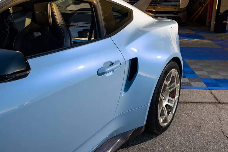 Đây có thể xem là thành tích rất đáng nể đối với dòng xe cơ bắp Mustang khi đã gần tiếp cận thông số đỉnh cao 348 km/h về vận tốc của chiếc siêu xe Ford GT, vốn có thiết kế tối ưu độ cản gió hơn rất nhiều. So với các phiên bản Mustang trước đây, mẫu Mustang GTD mới nhận được hàng loạt các cải tiến từ ngoài vào trong.