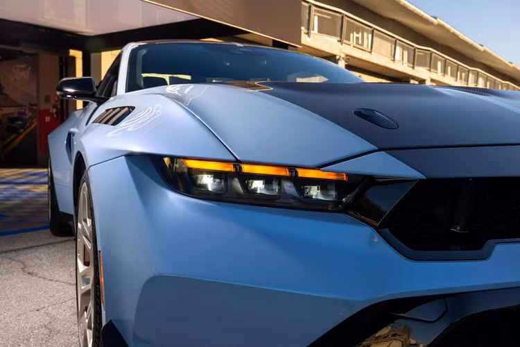 Với tất cả sức mạnh này, Mustang GTD có thể vọt lên mức vận tốc độ tối đa là 325 km/h, phần nào còn được hỗ trợ thêm bởi các thành phần khí động học chủ động và hệ thống giảm lực cản Drag Reduction System.