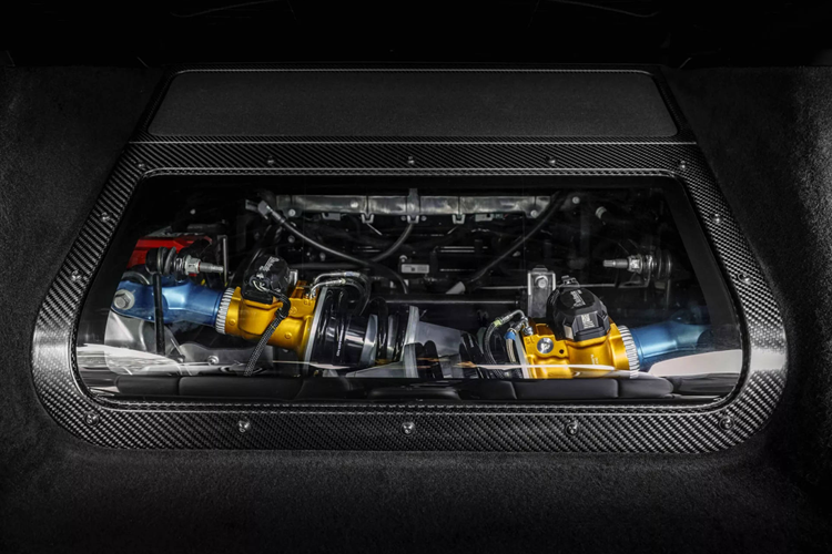 Tất nhiên, cũng đáng đề cập rằng động cơ V8 của Ford được nạp cưỡng bức bằng bộ siêu nạp để đạt được những con số đó, còn động cơ boxer 518 mã lực của Porsche có vòng tua lên tới 9.000 vòng/phút vận hành bởi cơ chế hút khí tự nhiên.