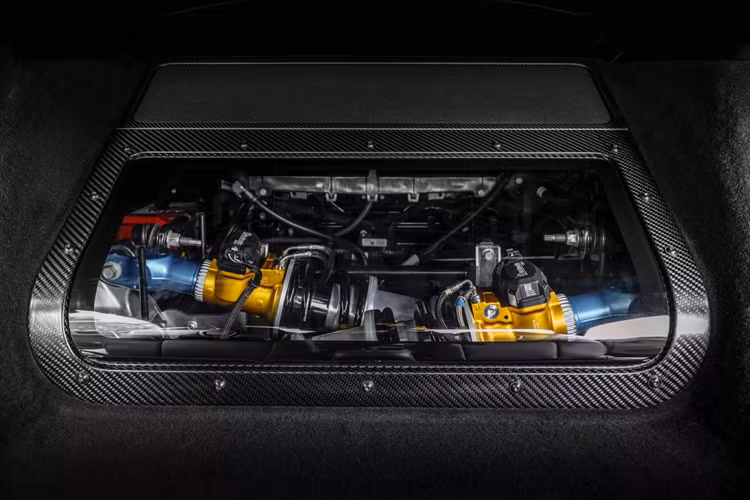 Tất nhiên, cũng đáng đề cập rằng động cơ V8 của Ford được nạp cưỡng bức bằng bộ siêu nạp để đạt được những con số đó, còn động cơ boxer 518 mã lực của Porsche có vòng tua lên tới 9.000 vòng/phút vận hành bởi cơ chế hút khí tự nhiên.