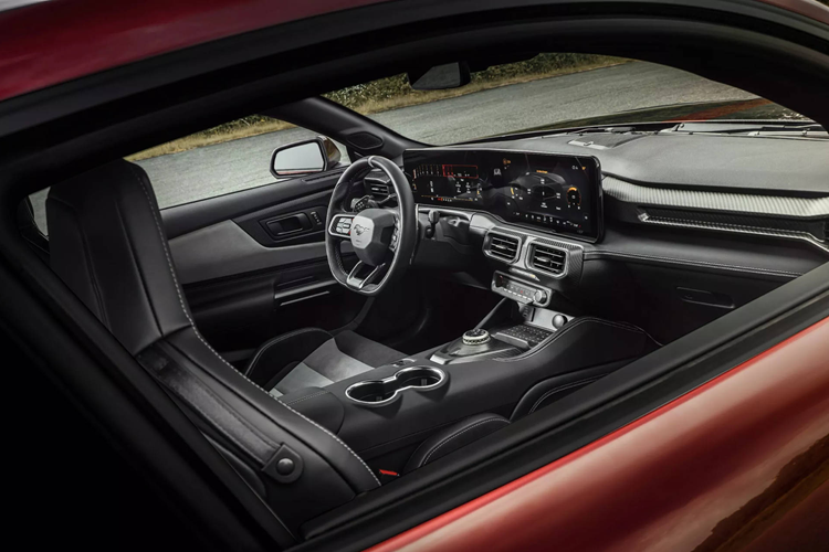 Xe sở hữu bộ bodykit rộng tùy chỉnh được thiết kế để cải thiện khí động học, phanh gốm carbon cho lực dừng vượt trội và thiết lập khung gầm lấy cảm hứng từ xe đua. Hệ thống treo sau đượt đặt sâu bên trong thân xe và bộ giảm chấn bán chủ động, tất cả đều hoạt động phối hợp để tăng cường cả khả năng xử lý và độ ổn định ở tốc độ cao.