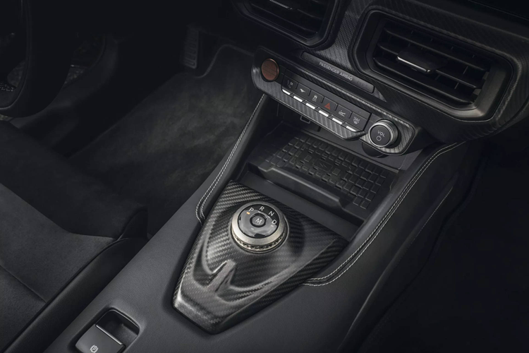 Chưa dừng lại ở đó, Ford còn đem đến lựa chọn tối ưu hơn nữa khả năng vận hành của Mustang GTD thông qua gói Performance Pack, với các trang bị nổi bật như bộ mâm hợp kim magiê 20 inch giúp giảm khối lượng tổng thể cho xe để dễ dàng chạm tới ngưỡng hiệu năng tối đa.