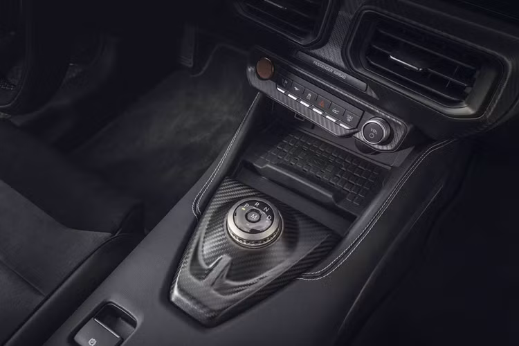 Chưa dừng lại ở đó, Ford còn đem đến lựa chọn tối ưu hơn nữa khả năng vận hành của Mustang GTD thông qua gói Performance Pack, với các trang bị nổi bật như bộ mâm hợp kim magiê 20 inch giúp giảm khối lượng tổng thể cho xe để dễ dàng chạm tới ngưỡng hiệu năng tối đa.