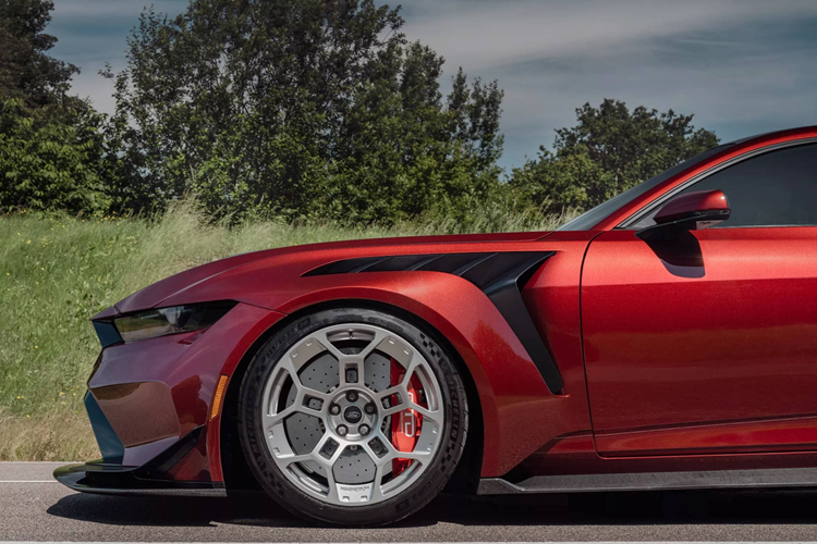 Cụ thể, khối động cơ V8 5.2L siêu nạp đã được công nhận có thể đạt mức công suất lên tới 826 mã lực (608 kW) và mô-men xoắn cực đại 900 Nm. Vòng tua máy cực đại 7.650 vòng/phút, được hưởng lợi từ một loạt các nâng cấp hiệu năng như hệ thống dầu cac-te khô mới, hệ thống nạp và xả được đại tu, puli siêu nạp nhỏ hơn và hệ thống ống xả titan sáng bóng.