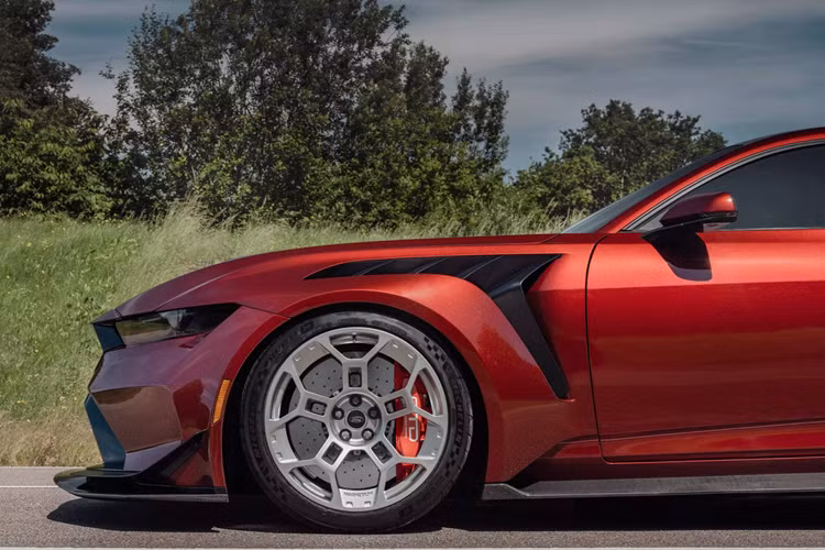 Cụ thể, khối động cơ V8 5.2L siêu nạp đã được công nhận có thể đạt mức công suất lên tới 826 mã lực (608 kW) và mô-men xoắn cực đại 900 Nm. Vòng tua máy cực đại 7.650 vòng/phút, được hưởng lợi từ một loạt các nâng cấp hiệu năng như hệ thống dầu cac-te khô mới, hệ thống nạp và xả được đại tu, puli siêu nạp nhỏ hơn và hệ thống ống xả titan sáng bóng.