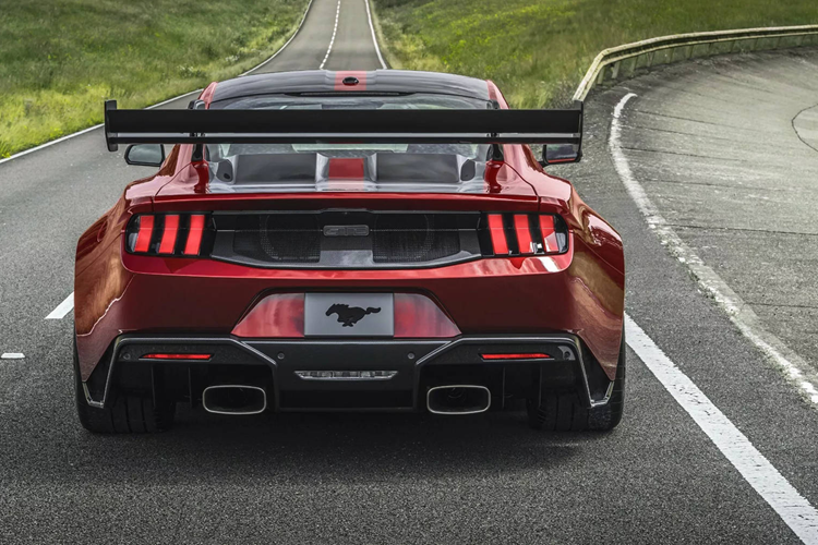 Việc Goodall nhắc đến Porsche 911 GT3 RS là có chủ đích, ngầm định vị rằng mẫu xe đó là đối thủ chính của Mustang GTD. Ông giải thích thêm về yếu tố kỹ thuật trong quá trình phát triển: “Chúng tôi đã kết hợp công sức của các kỹ sư và các nhà thiết kế tài năng, cùng với một chuyên gia lái thử với năng lực rất chuyên sâu, để thử nghiệm triệt để công nghệ, sức mạnh và khí động học của Mustang GTD".