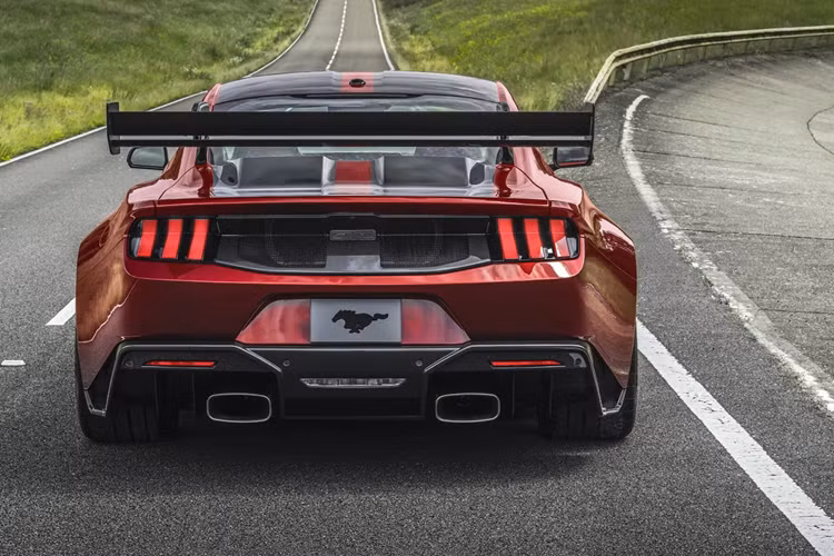 Việc Goodall nhắc đến Porsche 911 GT3 RS là có chủ đích, ngầm định vị rằng mẫu xe đó là đối thủ chính của Mustang GTD. Ông giải thích thêm về yếu tố kỹ thuật trong quá trình phát triển: “Chúng tôi đã kết hợp công sức của các kỹ sư và các nhà thiết kế tài năng, cùng với một chuyên gia lái thử với năng lực rất chuyên sâu, để thử nghiệm triệt để công nghệ, sức mạnh và khí động học của Mustang GTD".