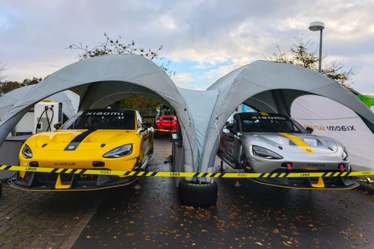 Các chi tiết bằng sợi carbon như bậc cửa, khu vực điều khiển trung tâm. CEO Lei Jun của Xiaomi cho biết hầu hết các trang bị trên chiếc xe thử nghiệm đều được đưa vào phiên bản thương mại, ngoại trừ hệ khung gầm carbon do chi phí sản xuất quá cao.